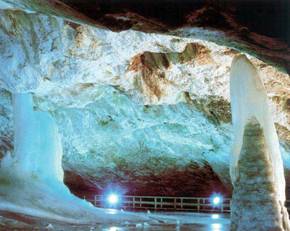 http://www.szlovakparadicsom.com/favat/nagy/dobsinai_jegbarlang1.jpg